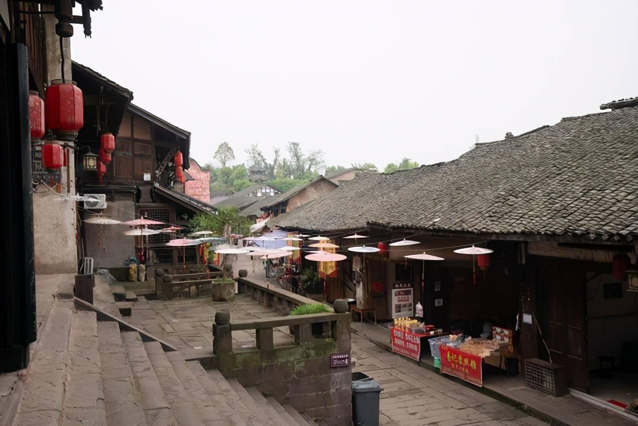 受大雾及路面结冰影响，甘肃多条高速公路临时管制
